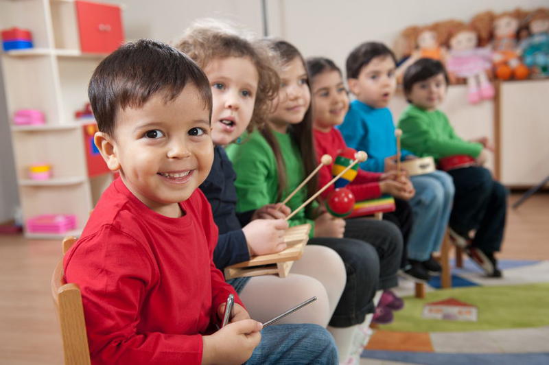 Enfant jouant du tambourin